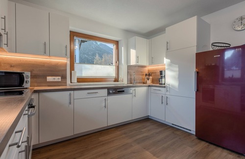 Umhausen Casa | Gran casa de vacaciones para hasta 18 personas con una sala de estar y comedor abiertos