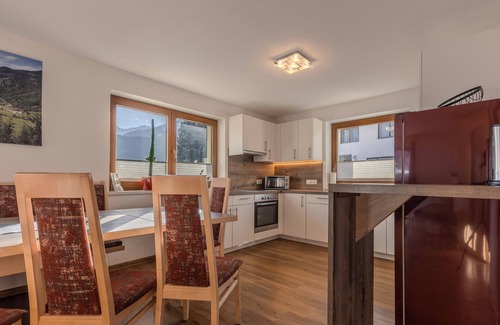 Umhausen Casa | Gran casa de vacaciones para hasta 18 personas con una sala de estar y comedor abiertos