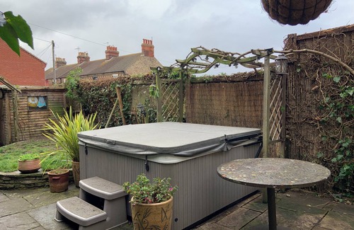 Gorleston-on-Sea Casa | Large Victorian family home, hot tub, 5 min walk to beach, pets, sleeps 11, BBQ