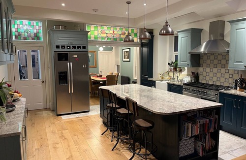 Walpole Casa | Large Victorian house, surrounded by parks, cafes, shops & accessible transport