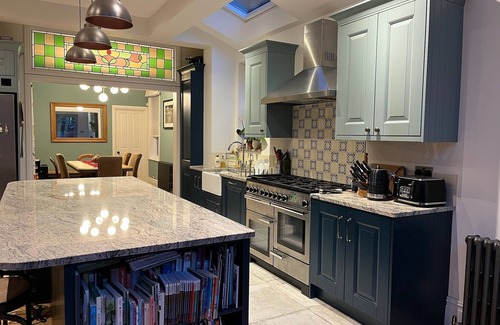 Walpole Casa | Large Victorian house, surrounded by parks, cafes, shops & accessible transport
