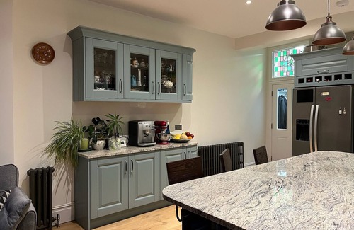 Walpole Casa | Large Victorian house, surrounded by parks, cafes, shops & accessible transport
