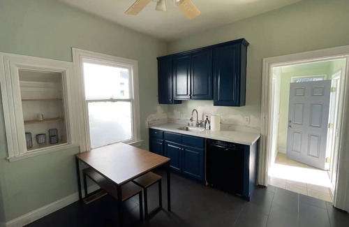 Oak Center Casa | Large Victorian + Off-street gated parking + Minutes to SF!