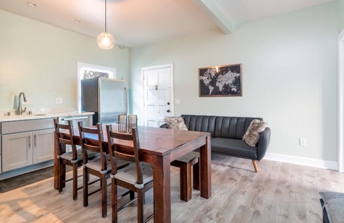Oak Center Casa | Large Victorian + Off-street gated parking + Minutes to SF!