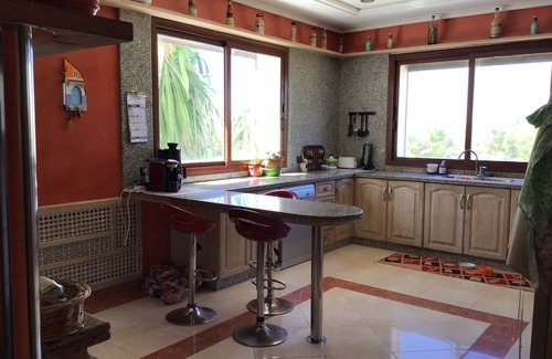Zouada Villa | Gran villa junto al mar con gran piscina.