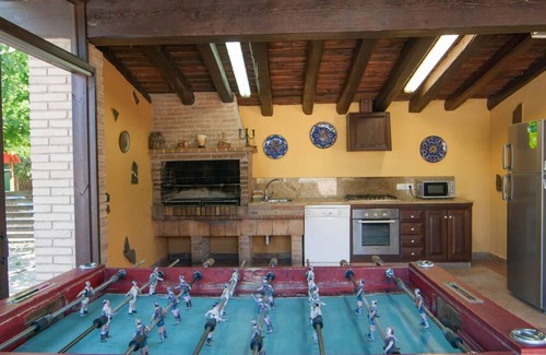 Riudarenes Villa | Casa Rural para 20pers, a 45min de Barcelona, BBQ, Futbolín, WiFi