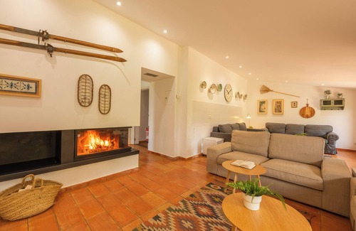 Olot Villa | Gran villa en la zona volcánica de Olot, para 21 personas con extenso jardín