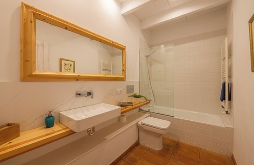 Olot Villa | Gran villa en la zona volcánica de Olot, para 21 personas con extenso jardín