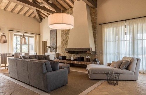 Montaione Villa | Gran villa para alquilar en la Toscana con piscina, aire acondicionado, Wi-Fi, golf, tenis, paseo a la ciudad, vistas, bodas y celebraciones.