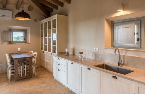 Montaione Villa | Gran villa para alquilar en la Toscana con piscina, aire acondicionado, Wi-Fi, golf, tenis, paseo a la ciudad, vistas, bodas y celebraciones.