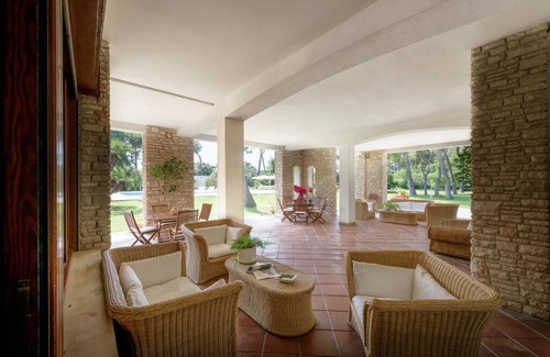 San Cataldo Villa | Gran villa con piscina y tenis privado cerca del mar.