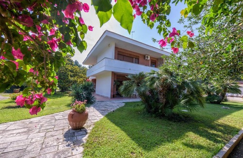 San Cataldo Villa | Gran villa con piscina y tenis privado cerca del mar.