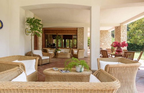 San Cataldo Villa | Gran villa con piscina y tenis privado cerca del mar.