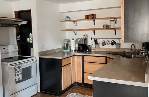 Petersburg Condominio | Large, walkable, two bedroom, ground floor apartment