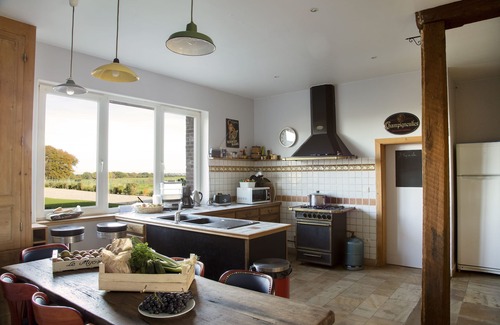 Ouainville Casa | Casa grande y cálida, ideal para reunirse con amigos o familiares.