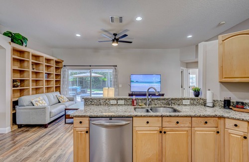 Wellington Casa | Large Wellington home! King BR ensuite, enjoy the pool, BBQ, & patio TV, WiFi.
