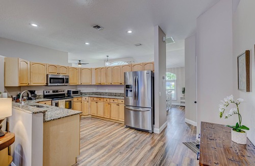 Wellington Casa | Large Wellington home! King BR ensuite, enjoy the pool, BBQ, & patio TV, WiFi.