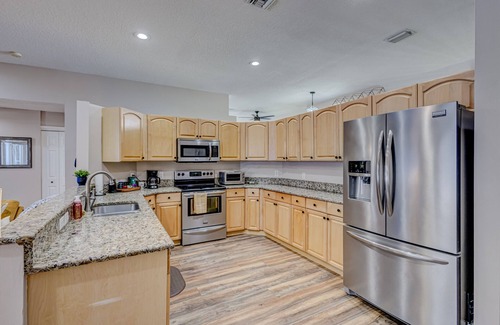 Wellington Casa | Large Wellington home! King BR ensuite, enjoy the pool, BBQ, & patio TV, WiFi.