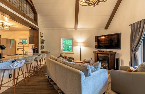 Newland Casa | Lark Hollow - Pet Friendly Cottage with Hot Tub near Banner Elk