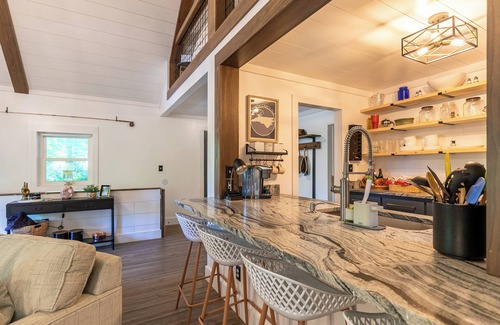 Newland Casa | Lark Hollow - Pet Friendly Cottage with Hot Tub near Banner Elk