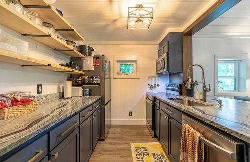 Newland Casa | Lark Hollow - Pet Friendly Cottage with Hot Tub near Banner Elk