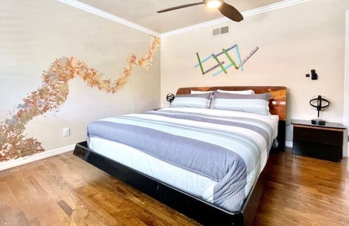 Olde Carlsbad Casa | Larkspur Full · 7 Minutes to Legoland-3 Minutes to Beach-King Beds