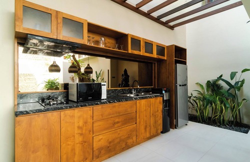 Batu Bolong Hotel | Larose Villas and Boutique Camp