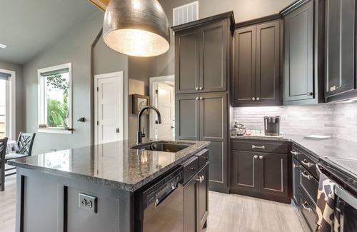Rogers Apartamento | Beaver Lake Studio: Luxe Stay at Historic Site