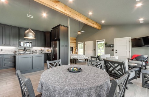 Rogers Apartamento | Beaver Lake Studio: Luxe Stay at Historic Site