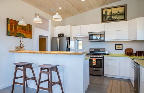 Joshua Tree Casa | Las Alas Del Sol- A Desert Architectural Gem 2 Bedroom Home by RedAwning