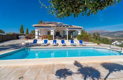 Viñuela Villa | Las Alondras stunning lake views