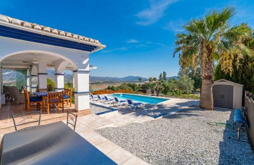 Viñuela Villa | Las Alondras stunning lake views