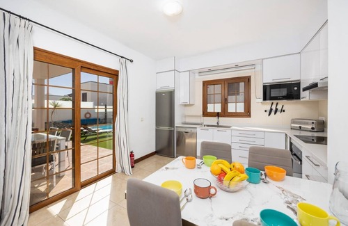 Costa Teguise Villa | Las Caletas - Cuatro Habitaciones Villa, Capacidad 8