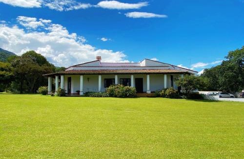 Villa San Lorenzo Casa | Las Camelias Casa de Campo en San Lorenzo, Salta