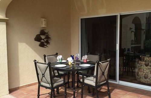 Zona Hotelera Condominio | Las Mañanitas - Frente a la playa en planta baja 1BR Condo, piscina semi-privada