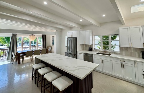 Hendricks and Venice Isles Casa | Coastal Escape 7/5 - 16 Guests - Waterfront