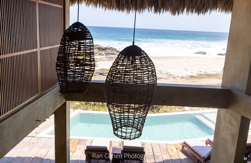 Barra de Colotepec Villa | Las Rocas: master bedroom in a spectacular front beach house with infinity pool