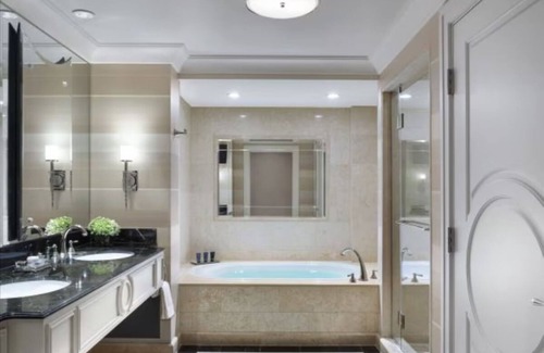 Las Vegas Hotel | Las Vegas Escape! 2 Modern Units, Pool, Parking, Near The Mirage Volcano