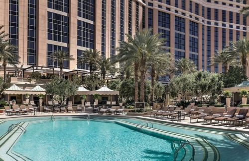 Las Vegas Hotel | Las Vegas Escape! 2 Modern Units, Pool, Parking, Near The Mirage Volcano