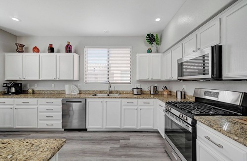 Centennial Hills Casa | ❤️ Las Vegas Vacation Home. 3 King 10 Twin Beds. Family Friendly. Entire Home.