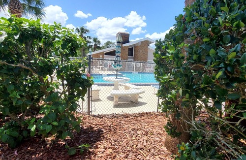 New Smyrna Beach Casa | 🧜‍♀️MAY, HS NEAR BEACH NCAU 2BR/2.5 🌴SLEEPS 7-POOL-CLOSE 2 FLAGLER🐬 GARAGE