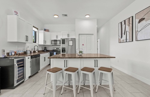 West Park Casa | Oasis Residence-Pool-Grill- Turf-Mins2Airport, Beach, HardRock