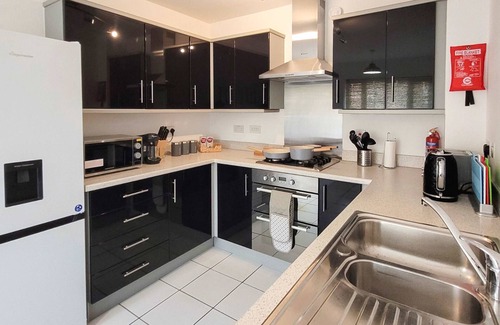 Peterborough Casa | Last Minute Deals | 4BR House of Four Chimneys