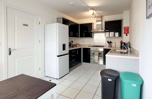 Peterborough Casa | Last Minute Deals | 4BR House of Four Chimneys