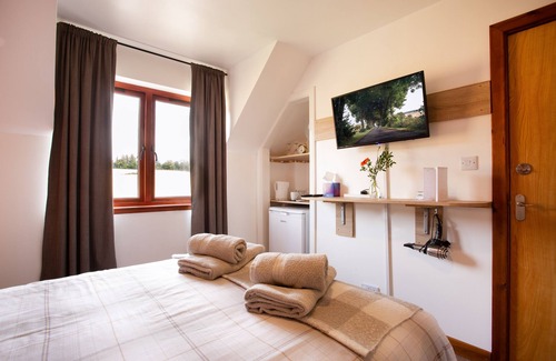 Alness Casa | Last-Minute | Double Room, Field Views + Parking