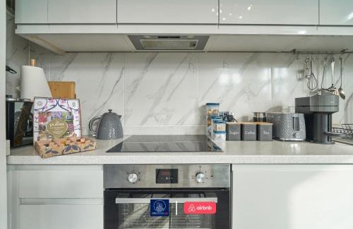 Dartmouth Park Apartamento | Last-Minute Reserve l Sleeps Up to 4 Guests l Flat 1 l One-Bedroom Apartment with King Bed and High Ceilings Near Camden by Live London Short Lets & Serviced Accommodation