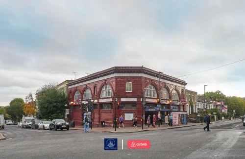 Dartmouth Park Apartamento | Last-Minute Reserve l Sleeps Up to 4 Guests l Flat 1 l One-Bedroom Apartment with King Bed and High Ceilings Near Camden by Live London Short Lets & Serviced Accommodation