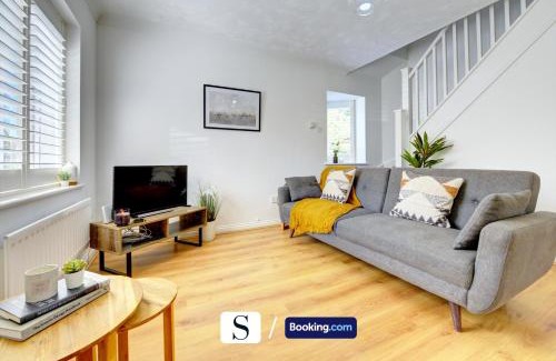 Walton Apartamento | LastMinOffer 10pc Off I A Cute 2BR Semi-Detached Home I Dedicated Off-street Parking I Garden I Wifi I Short Term Let by SILVA I Long Term Rates Available