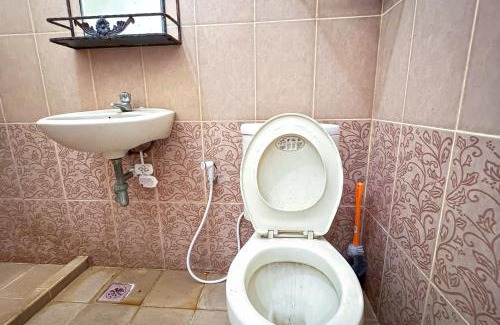 Serpong Hotel | Lathysha Guest House Syariah Mitra RedDoorz