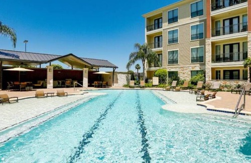 Pearland Apartamento | Latte ~ New Cozy 2 Bedroom Steps Away From Shopping!